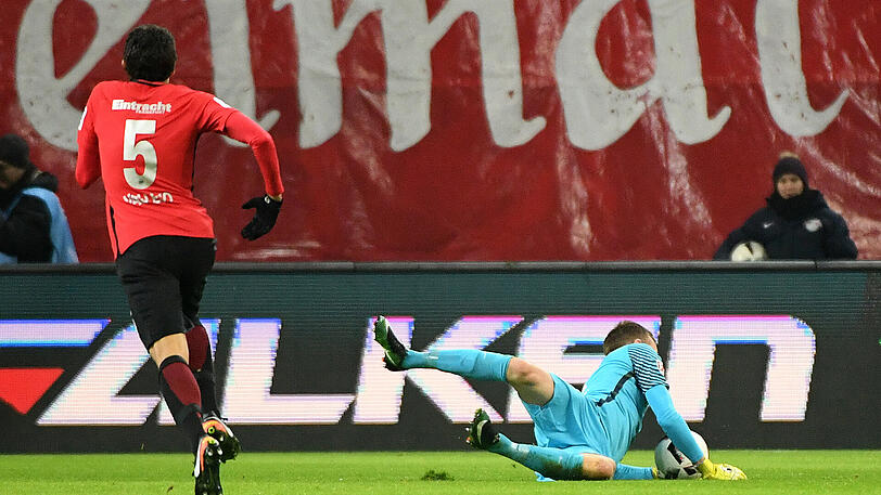 Nach dieser Szene muss der Frankfurter Torhüter Lukas Hradecky (r) mit einer roten Karte vom Platz.