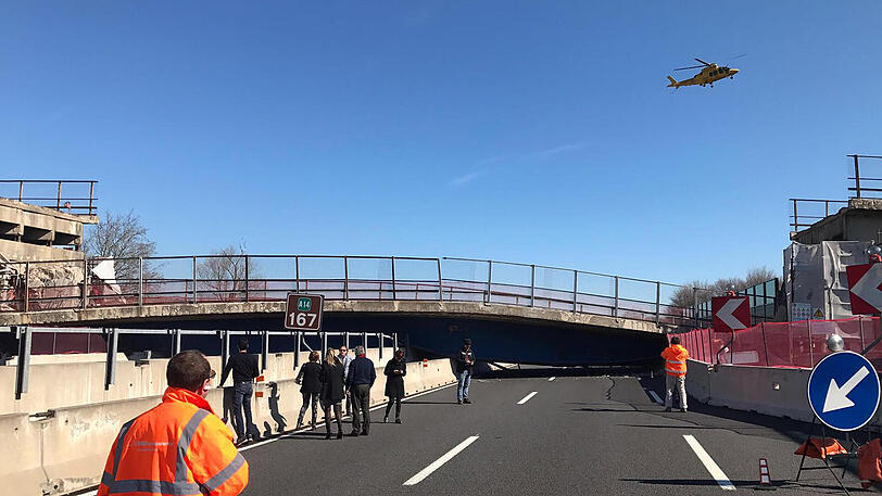 In der Nähe von Ancona ist eine Brücke auf eine Autobahn gestürzt. Zwei Menschen kamen ums Leben. Die dramatischen Bilder von der Unglücksstelle.