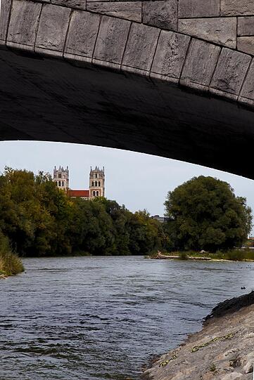 Blick auf St. Maximilian von der Wittelsbacherbrücke aus.