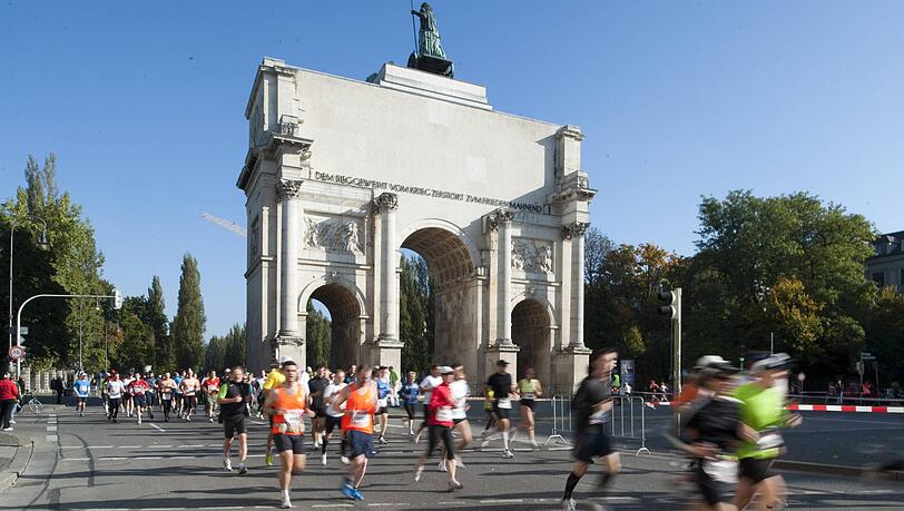 Auch am Siegestor vorbei führt der Marathon München 2025. Die Veranstalter versprechen einen besonders attraktiven Streckenverlauf für die rund 28.000 Läuferinnen und Läufer.