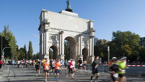 Auch am Siegestor vorbei führt der Marathon München 2025. Die Veranstalter versprechen einen besonders attraktiven Streckenverlauf für die rund 28.000 Läuferinnen und Läufer.