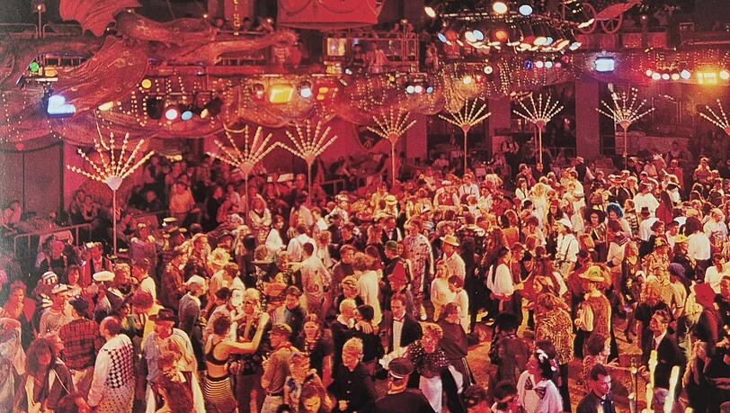 Der Ballsaal im Jahr 1996, spektakul&auml;r dekoriert von Rolf Zehetbauer.