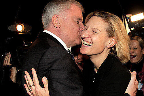 Freudentaumel: Horst Seehofer und Angelika Niebler, Chefin der Frauen-Union, haben die Schlacht um die Quote gewonnen