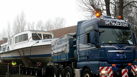 Ein Schiff auf Reisen: Die "MS Schondorf" auf dem Lkw. Die Strecke zwischen dem Ammersee und dem Starnbeger See beträfgt rund 35 Kilometer.