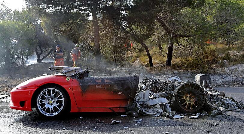 Auf dem Weg zum Training fängt der Sportwagen des Mittelfeldspielers Ever Banega aus ungeklärtem Grund Feuer und brennt aus. Der 24-Jährige bleibt unverletzt.