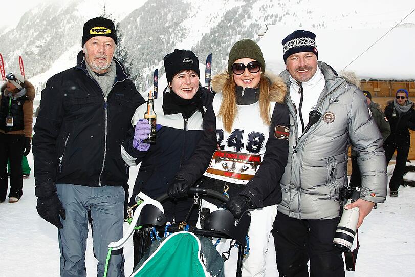 Veranstalter ist der Schauspieler Till Demtroeder. Er hat seine ganze Familie mit in die Berge gebracht. Hier posiert er mit Tochter Natalie, Mutter Renate und Vater Klaus beim 4. Tirol Cross Mountain in Kühtai.