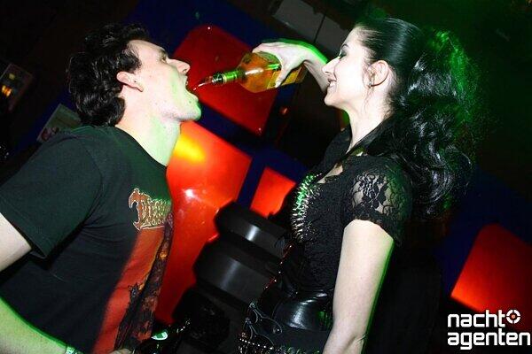 Ausgelassen und mit viel hartem Alkohol präsentierte sich "roxx - Münchens neue Kult-Rock-Partyreihe". Mehr Bilder unter: www.nachtagenten.de