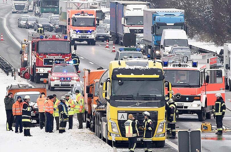 Bilder vom Unfall auf der A99: Mehrere Hundert Liter einer Abfall-Flüssigkeit sind ausgelaufen &ndash; die Autobahn musste zeitweise komplett gesperrt werden.