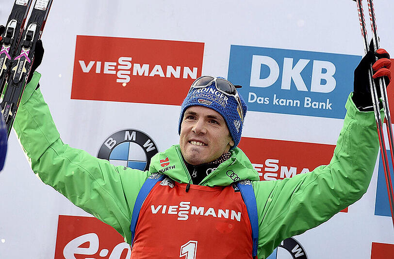 Simon Schempp: &bdquo;Er ist für mich einer der Topfavoriten in jedem Wettbewerb. Wer Weltmeister werden will, muss den Simon schlagen&ldquo;, sagt Fischer über den aktuell besten deutschen Biathleten (bereits vier Saisonsiege im Weltcup). &bdquo;Er ist der Leader in der deutschen Mannschaft. Sein einziger Wermutstropfen ist, dass die Gesundheit manchmal verrückt spielt. Er hat die Trainingsumfänge nochmal massiv erhöht, das macht der Körper manchmal einfach nicht mit&ldquo;, erklärt Fischer. &bdquo;Aber er hat nach seiner Bronchitits wieder gut trainiert.&ldquo;