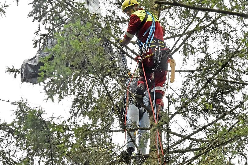 Der 16-jährige Fallschirmspringen hatte wohl ein paar Schutzengel auf seiner Seite.