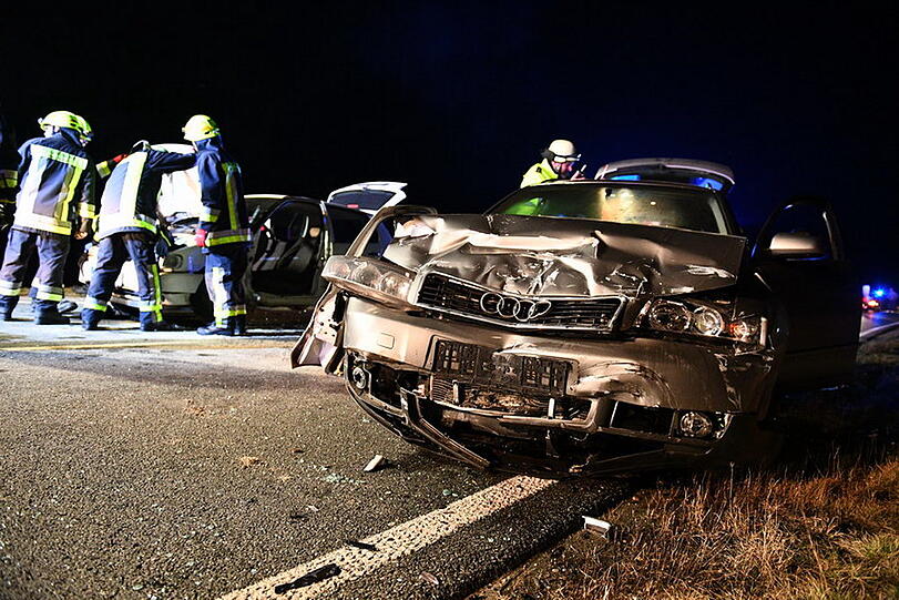 Beim Unfall in Grabenstätt erlitten drei Personen Verletzungen. Die Bilder von der Landstraße.
