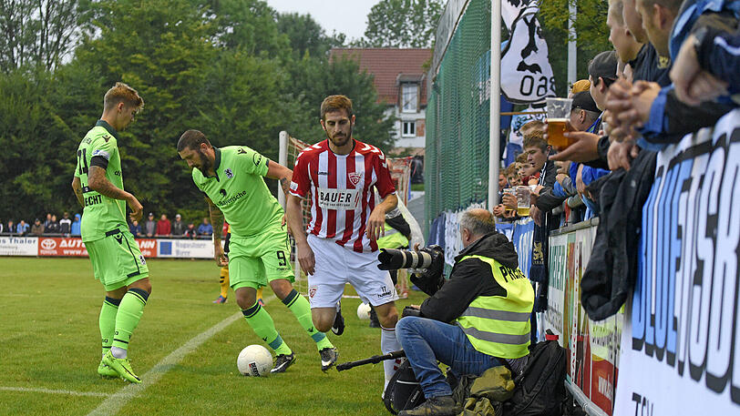 Dorfplatz-Atmosphäre: Die Löwen in der Saison 2017/18 in Buchbach.