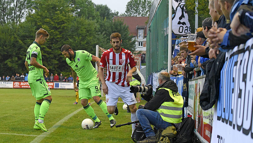 Dorfplatz-Atmosphäre: Die Löwen in der Saison 2017/18 in Buchbach. Dorfplatz-Atmosphäre: Die Löwen in der Saison 2017/18 in Buchbach.