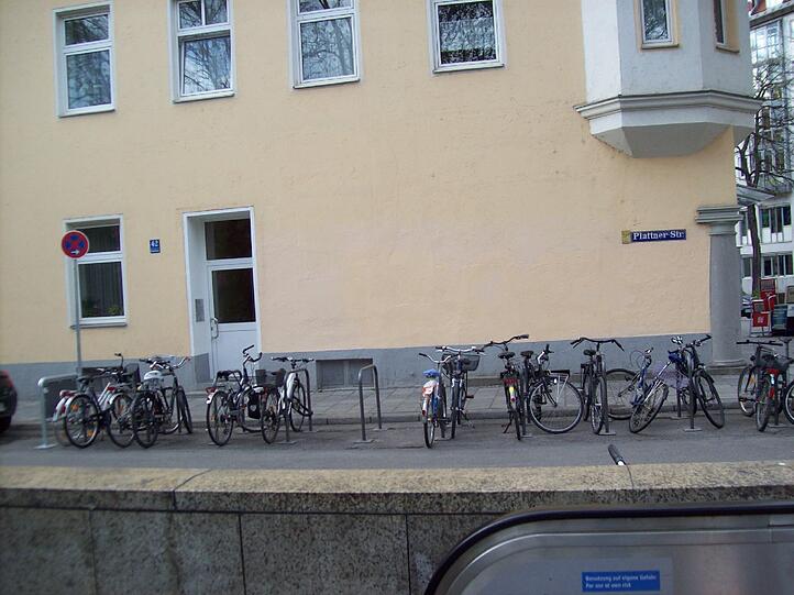 Radler haben mehr Platz bekommen. Für Autofahrer wird's im Viertel enger.