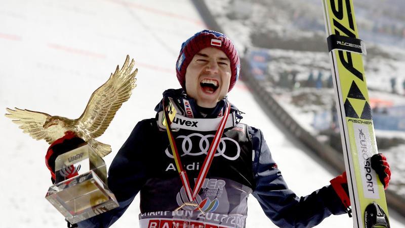 Kamil Stoch jubelt mit der Trophäe für den Gesamtsieg bei der Vierschanzentournee, dem goldenen Adler. Foto: Georg Hochmuth/APA/Archiv Kamil Stoch jubelt mit der Trophäe für den Gesamtsieg bei der Vierschanzentournee, dem goldenen Adler. Foto: Georg Hochmuth/APA/Archiv