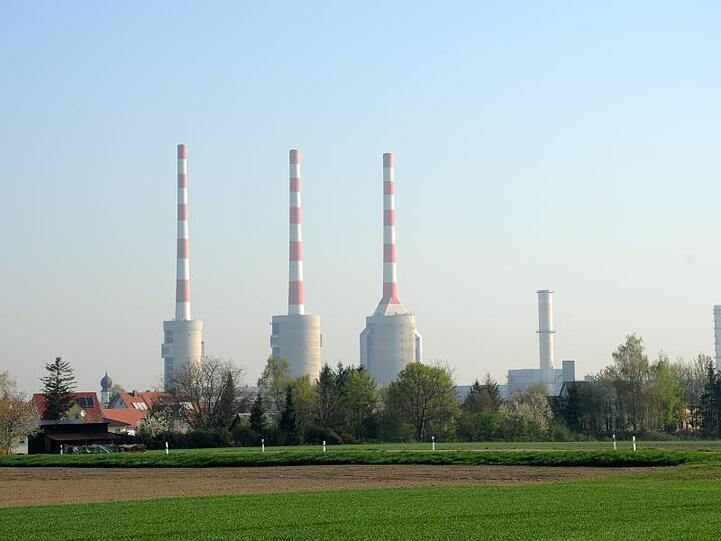 Die Türme des Kraftwerks Irsching ragen in Vohburg an der Donau hinter Bäumen und Häusern hervor. Foto: Tobias Hase/dpa/Archivbild