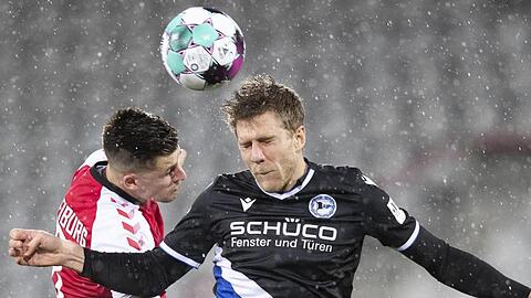 Freiburgs Baptiste Santamaria (l) im Kopfballduell mit Bielefelds Sven Schipplock.