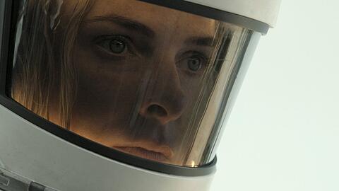 Unterwegs in der lebensfeindlichen Außenwelt: Rebecca Ferguson in "Silo".