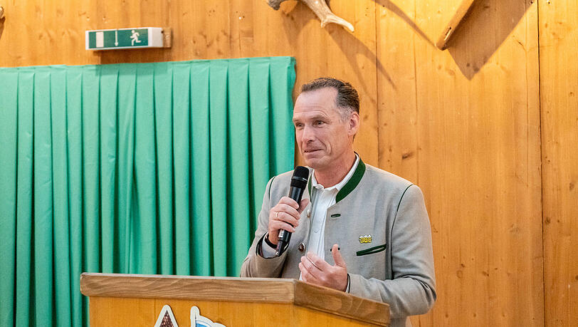 Wiesnwirt Peter Inselkammer ist kein Fan von Kostümierungen auf der Wiesn. Wiesnwirt Peter Inselkammer ist kein Fan von Kostümierungen auf der Wiesn.