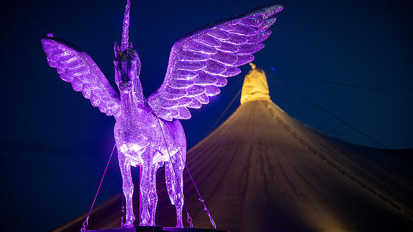 Funkelnde Spiegelskulpturen, Wortkunstwerke und bunte Planeten. Funkelnde Spiegelskulpturen, Wortkunstwerke und bunte Planeten.