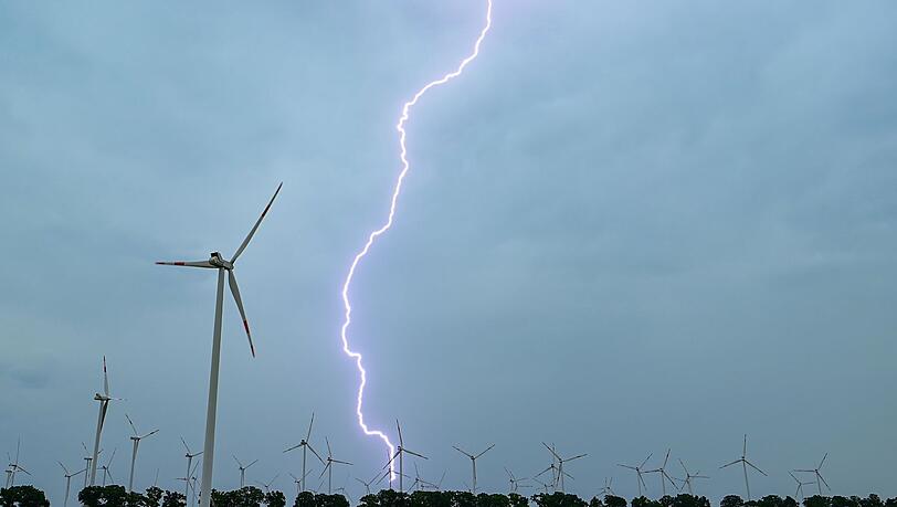 Gewitter, Stürme und Hitze zeigten am Wochenende bereits erste Spuren. Gewitter, Stürme und Hitze zeigten am Wochenende bereits erste Spuren.
