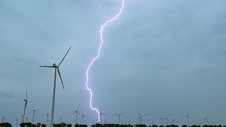 Gewitter, St&uuml;rme und Hitze zeigten am Wochenende bereits erste Spuren.