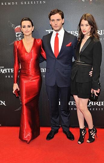 Die Schauspieler Sam Claflin, Penelope Cruz (l) und Astrid Berges-Frisbey (r) auf der Premiere von Fluch der Karibik - fremde Gezeiten.