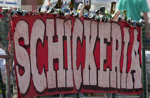 Ein Banner der Münchner Ultra-Gruppierung "Schickeria"
