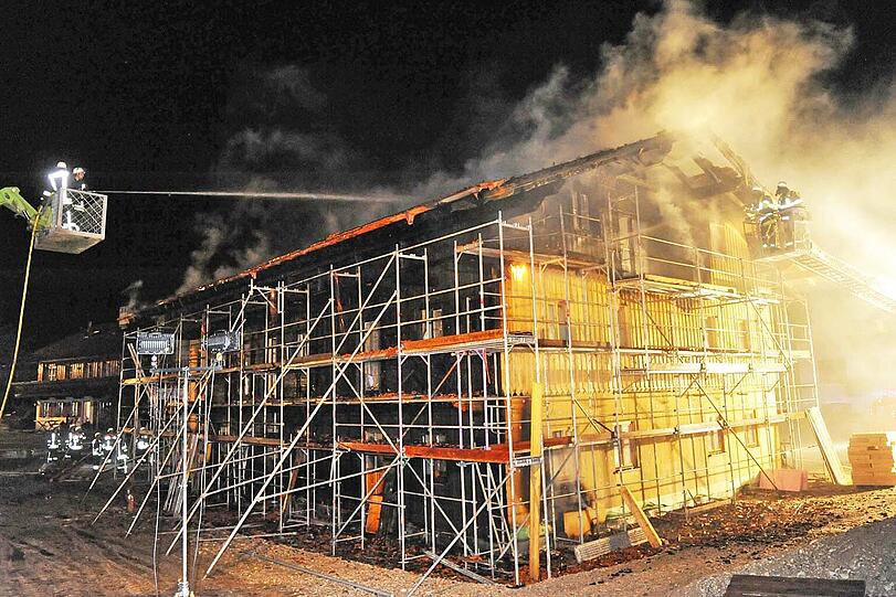 Spektakuläre Bilder: In Münsing ist dieses Holzhaus abgebrannt