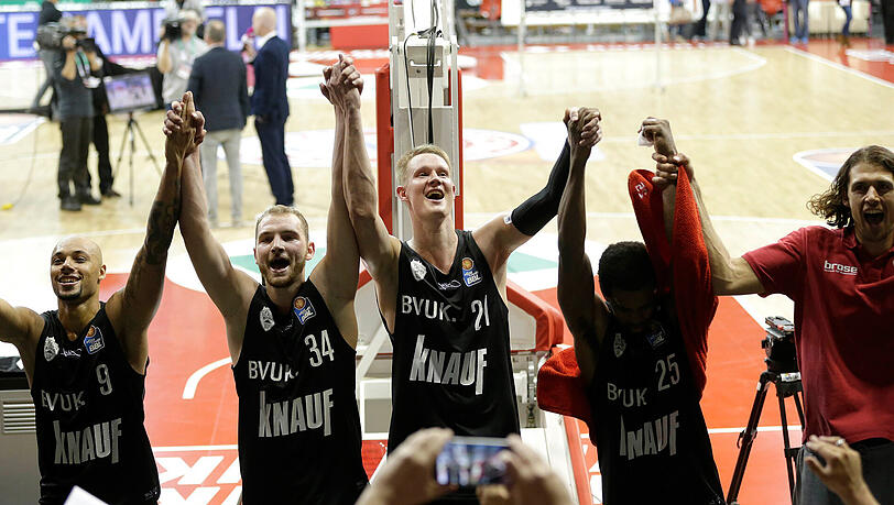 Die Basketballer von s.Oliver Würzburg bejubeln ihren Sieg gegen den FC Bayern München. Die Basketballer von s.Oliver Würzburg bejubeln ihren Sieg gegen den FC Bayern München.