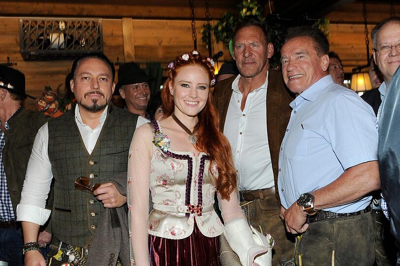 Barbara Meier mit Mann Klemens Hallmann, Ralf Moeller und Arnold Schwarzenegger