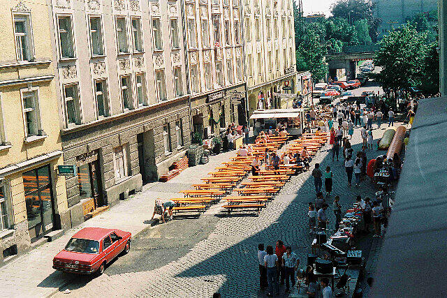 1989 standen die Bierbänke für das Dreimühlenstraßenfest schon vor Beginn in Reih' und Glied.