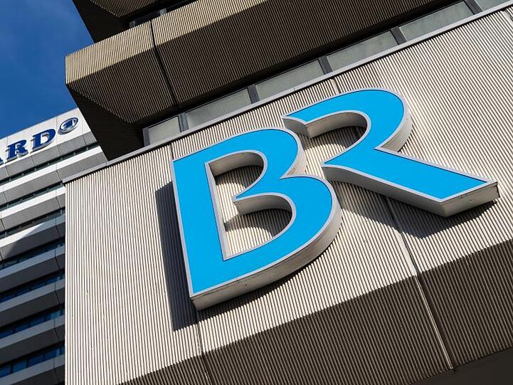 Das Logo vom Bayerischen Rundfunk (BR) und der ARD sind am Funkhaus zu sehen. Foto: Sven Hoppe/dpa/Symbolbild