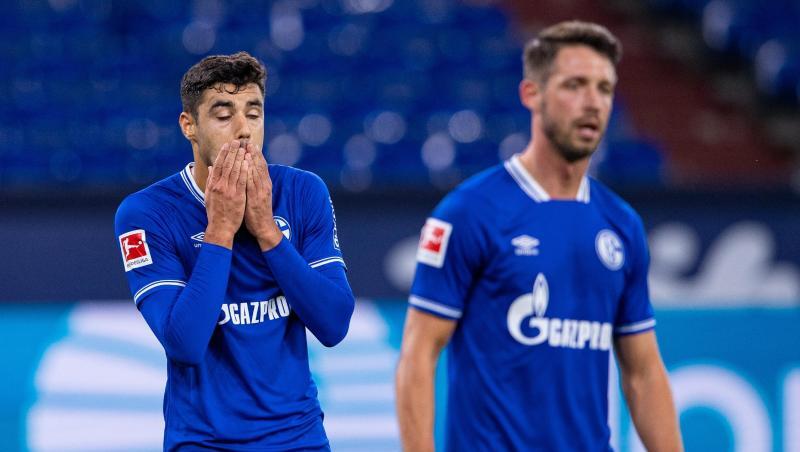 Der Schalker Ozan Kabak (l) soll Werder Bremens Ludwig Augustinsson bespuckt haben.