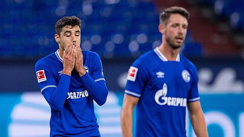 Der Schalker Ozan Kabak (l) soll Werder Bremens Ludwig Augustinsson bespuckt haben.