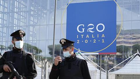 Carabinieri patrouillieren vor dem Schauplatz des Gipfels, dem Kongresszentrum La Nuvola (die Wolke) in Rom.