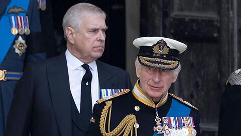 Prinz Andrew (l.) ist der jüngere Bruder von König Charles III.