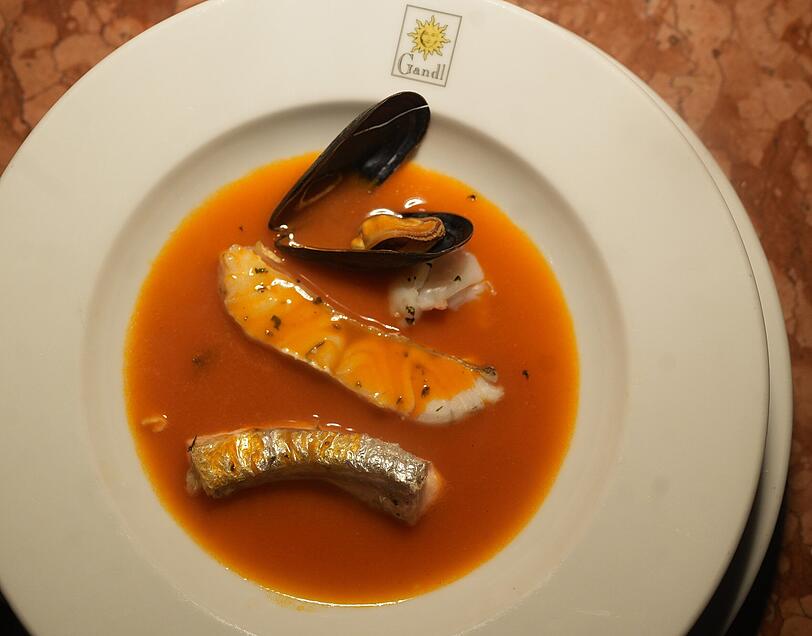 Zweiter Gang: Gandl-Fischsuppe mit Filetst&uuml;ckchen und K&ouml;stlichkeiten aus dem Meer.