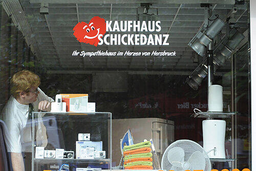 Ein Mitarbeiter kurz vor der Eröffnung