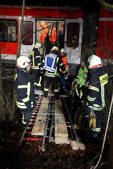 Die Feuerwehr evakuierte die Fahrgäste. Die Bilder vom Einsatzort.