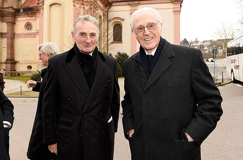 Herzog Max in Bayern (l.) und Herzog Franz von Bayern vor der Kirche.