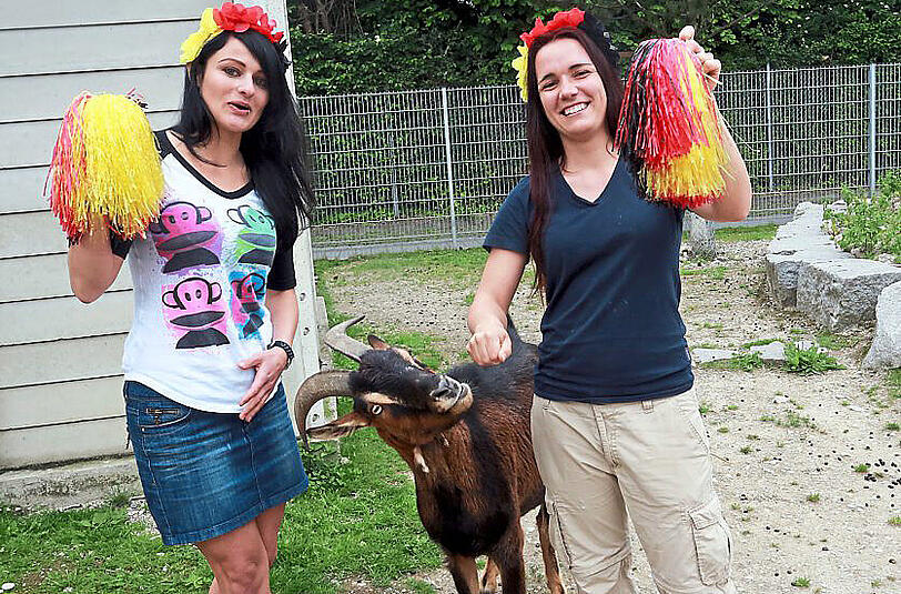 Auf Knabber-Kurs: Franz mit Pflegerin Lydia Schübel (l.) und Kristina Berchtold vom Tierschutzverein.