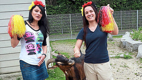 Auf Knabber-Kurs: Franz mit Pflegerin Lydia Schübel (l.) und Kristina Berchtold vom Tierschutzverein.