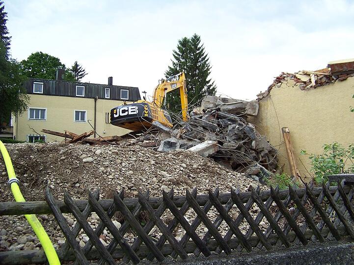 Trostlose Baustelle: Hier fallen die Mauern des alten Café-Deml-Hauses.