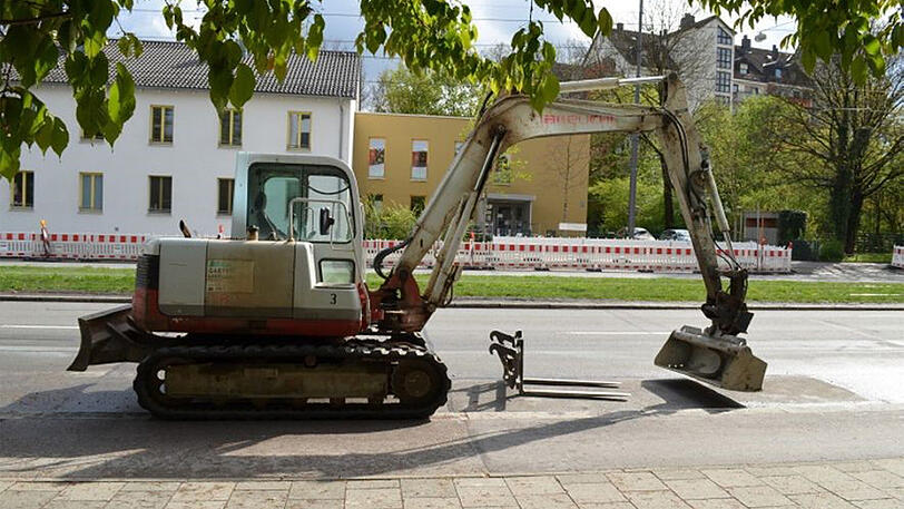 Der Raupenbagger an der Unfallstelle.