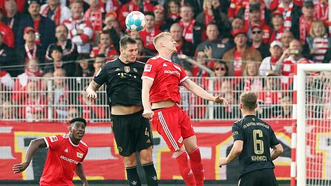 Sieben Gegentore in zwei Spielen gegen Gladbach und Union: Die Bayern-Abwehr um Niklas Süle (l.) schwächelt.