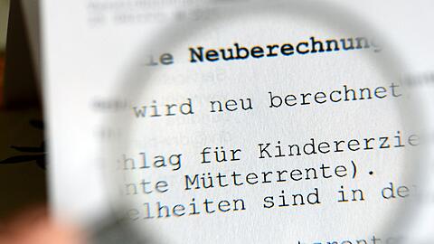 Bis die ausgeweitete Müterrente ausgezahlt wird, dauert es noch.