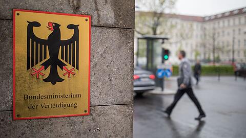 M&auml;nner, die l&auml;nger ins Ausland wollen, m&uuml;ssen sich bei der Bundeswehr abmelden. (Archivbild)