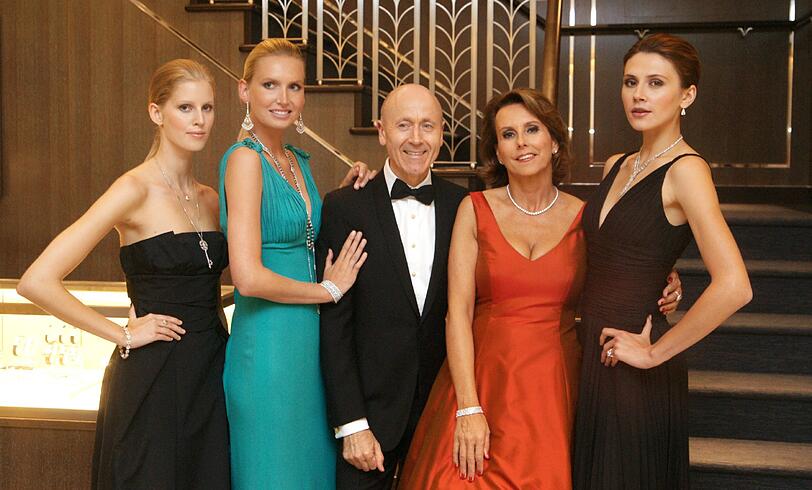 Die Gastgeber Melvyn Kirtley und Gitta Gräfin Lambsdorff posieren mit den schönen Models.