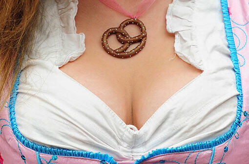 Es ist wie jedes Jahr: Oktoberfestbesucherinnen lassen tief blicken. Sehen Sie hier die schönsten Dekolletés auf der Theresienwiese.